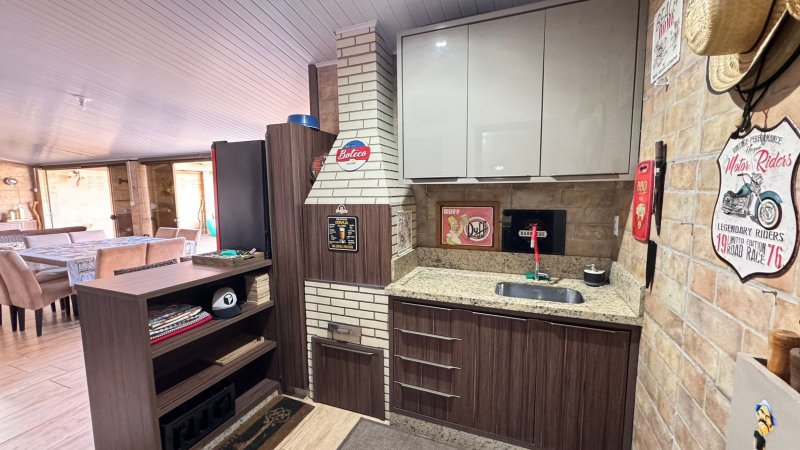 Casa Mobiliada localizada na Zona Sul de Balneário Rincão há apenas 500 metros do mar Rua Evaristo Comin - - 