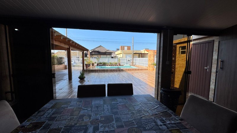 Casa Mobiliada localizada na Zona Sul de Balneário Rincão há apenas 500 metros do mar Rua Evaristo Comin - - 