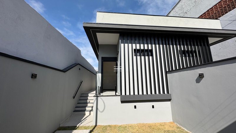 Casa 3 dormitórios sendo 1 suíte + 2 vagas de garagem  Itaquaquecetuba - 