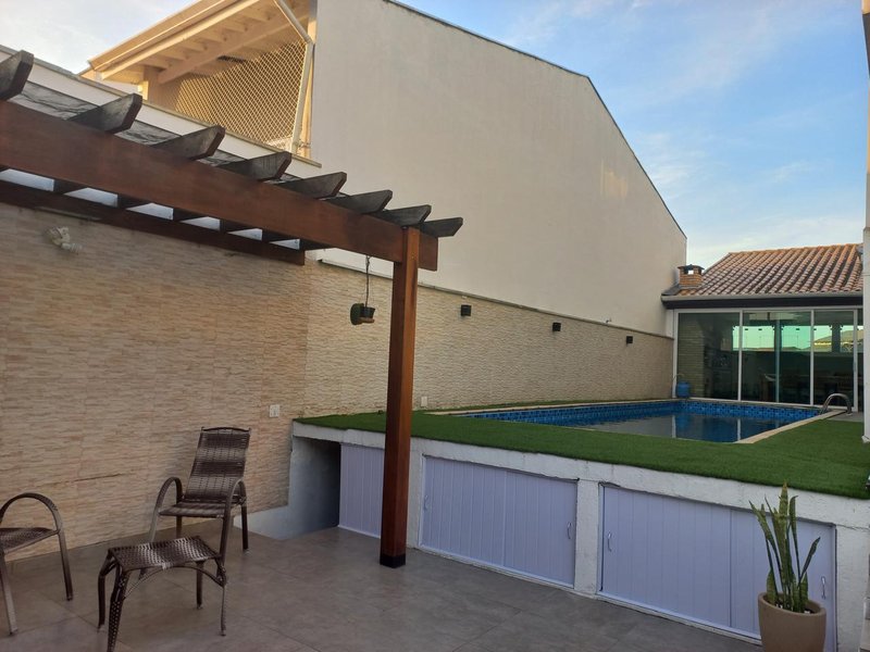Sobrado com piscina aquecida no Residencial Rubi  Mogi das Cruzes - 