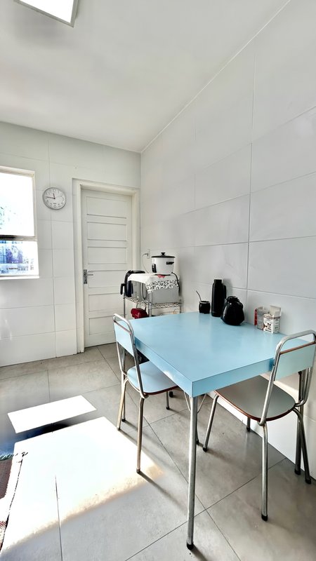 R$ 480.000 - APARTAMENTO - SEMI-MOBILIADO - ANDAR ALTO - 81M2 - 2 DORM - VISTA - 1 VAGA Rua Sarmento Leite Porto Alegre - 