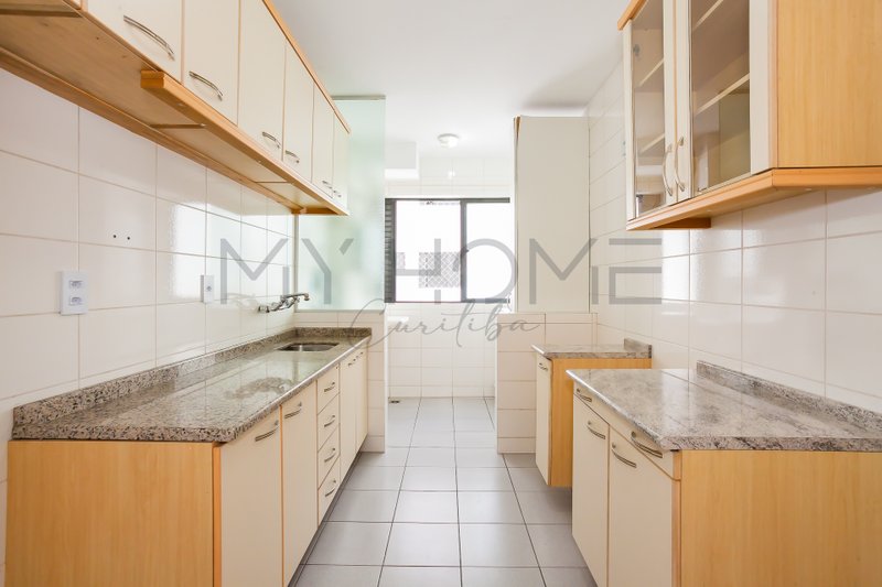 APARTAMENTO SEMI-MOBILIADO À VENDA NO ÁGUA VERDE - 3 QUARTOS - SUÍTE - 1 VAGA Avenida Água Verde Curitiba - 