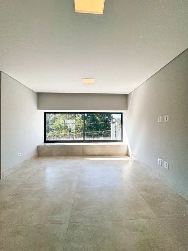 Casa com arquitetura moderna e design sofisticado Av Renova dos Santos Arujá - 