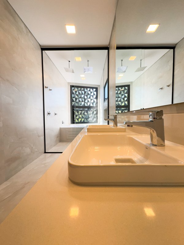 Casa com arquitetura moderna e design sofisticado Av Renova dos Santos Arujá - 