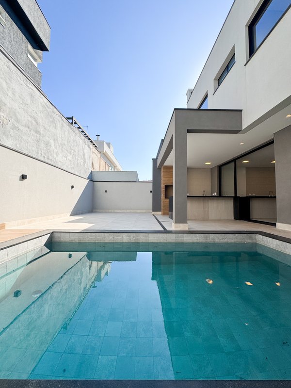Casa com arquitetura moderna e design sofisticado Av Renova dos Santos Arujá - 