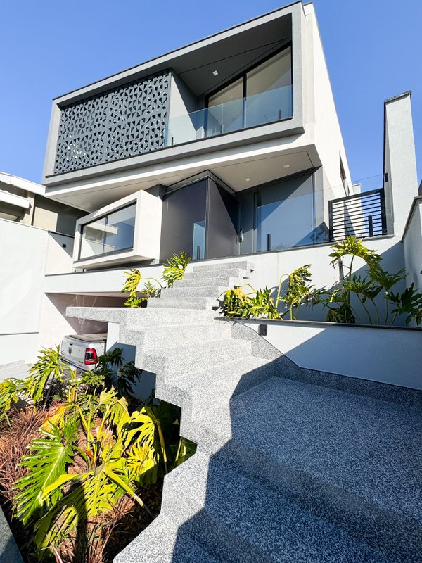 Casa com arquitetura moderna e design sofisticado Av Renova dos Santos Arujá - 