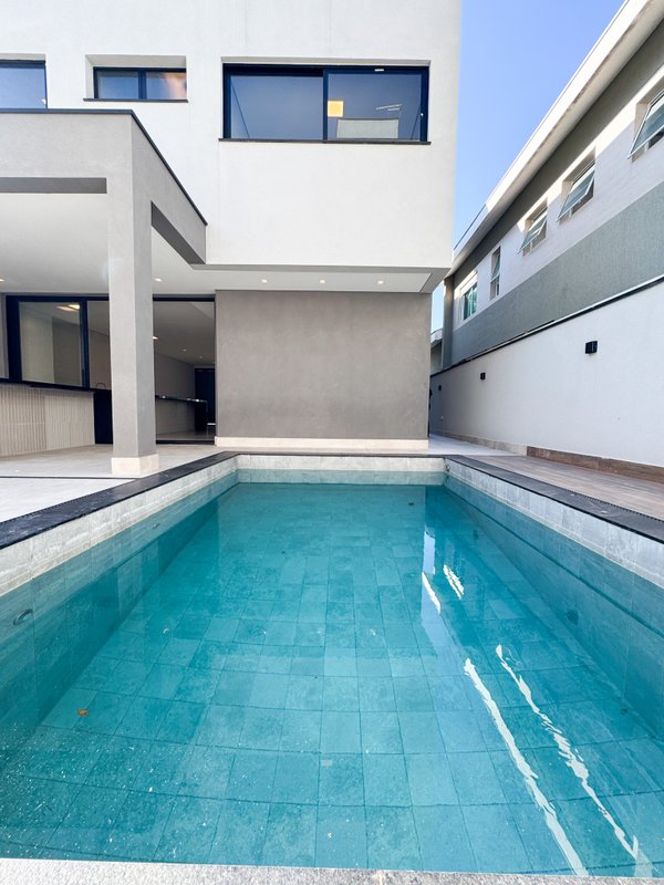 Casa com arquitetura moderna e design sofisticado Av Renova dos Santos Arujá - 