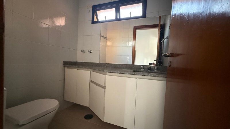 ALUGA-SE APARTAMENTO 160M2 – 3 VAGAS – ÓTIMA LOCALIZAÇÃO Rua Caiubi São Paulo - 