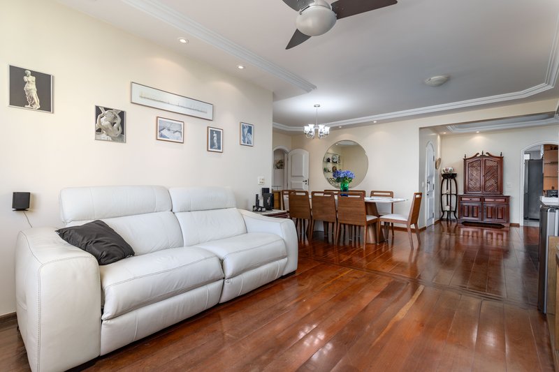 Em uma das melhores ruas do bairro, a 5 minutos do metrô, este apartamento é um achado! Rua Antônio Basílio Rio de Janeiro - 