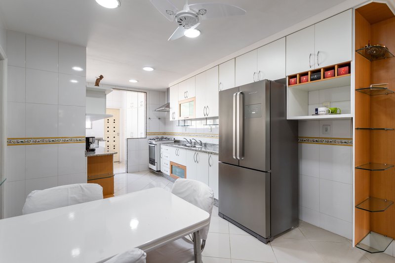 Em uma das melhores ruas do bairro, a 5 minutos do metrô, este apartamento é um achado! Rua Antônio Basílio Rio de Janeiro - 