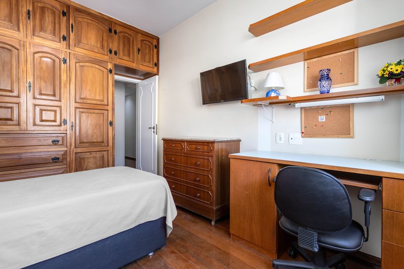 Em uma das melhores ruas do bairro, a 5 minutos do metrô, este apartamento é um achado! Rua Antônio Basílio Rio de Janeiro - 