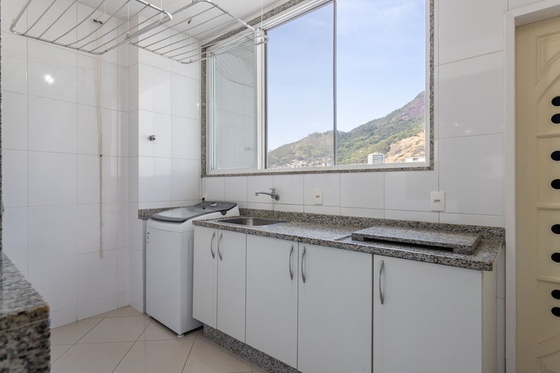 Em uma das melhores ruas do bairro, a 5 minutos do metrô, este apartamento é um achado! Rua Antônio Basílio Rio de Janeiro - 