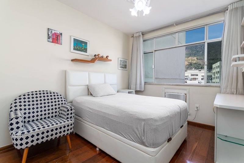 Em uma das melhores ruas do bairro, a 5 minutos do metrô, este apartamento é um achado! Rua Antônio Basílio Rio de Janeiro - 