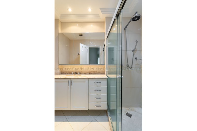 Em uma das melhores ruas do bairro, a 5 minutos do metrô, este apartamento é um achado! Rua Antônio Basílio Rio de Janeiro - 