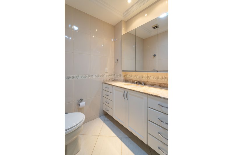 Em uma das melhores ruas do bairro, a 5 minutos do metrô, este apartamento é um achado! Rua Antônio Basílio Rio de Janeiro - 
