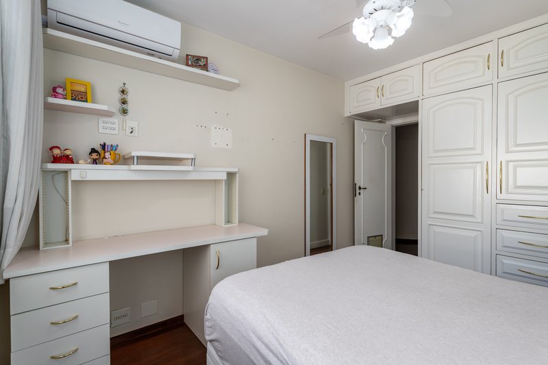 Em uma das melhores ruas do bairro, a 5 minutos do metrô, este apartamento é um achado! Rua Antônio Basílio Rio de Janeiro - 