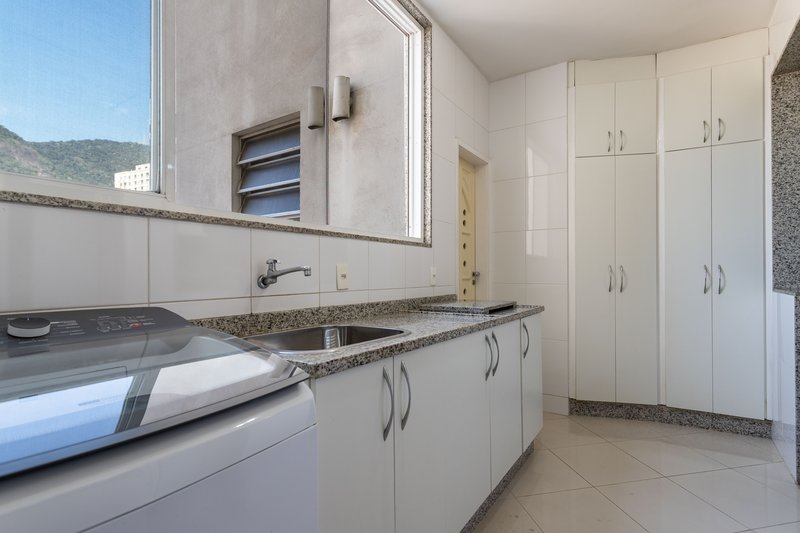 Em uma das melhores ruas do bairro, a 5 minutos do metrô, este apartamento é um achado! Rua Antônio Basílio Rio de Janeiro - 