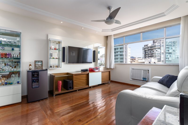Em uma das melhores ruas do bairro, a 5 minutos do metrô, este apartamento é um achado! Rua Antônio Basílio Rio de Janeiro - 