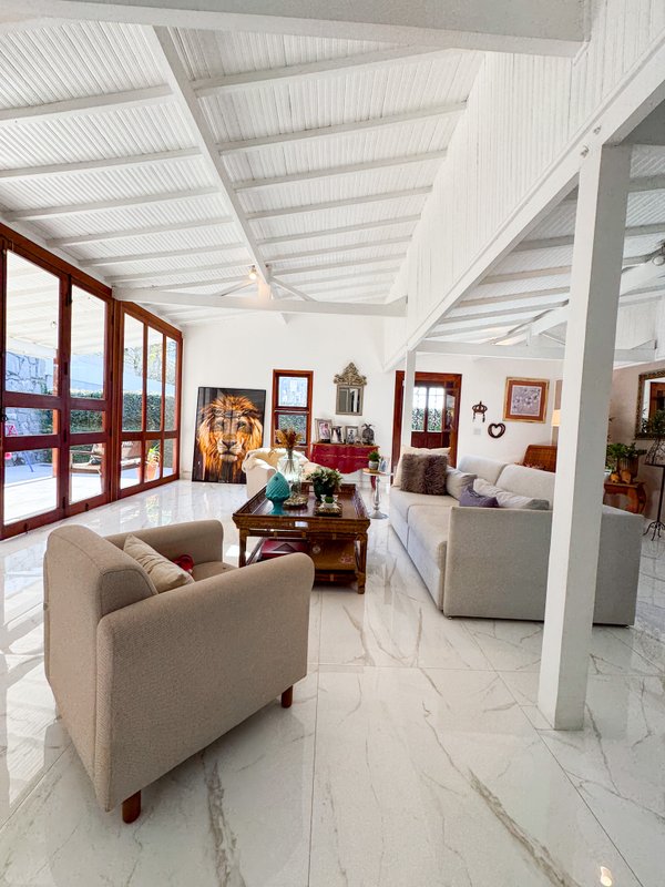 Casa Térrea ampla Rodovia Alberto Hinoto Arujá - 