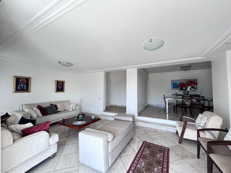 APARTAMENTO 4 QUARTOS SUÍTE VARANDA LAVABO DEPENDÊNCIA 2 GARAGENS À VENDA NA GRAÇA Avenida Princesa Leopoldina Salvador - 