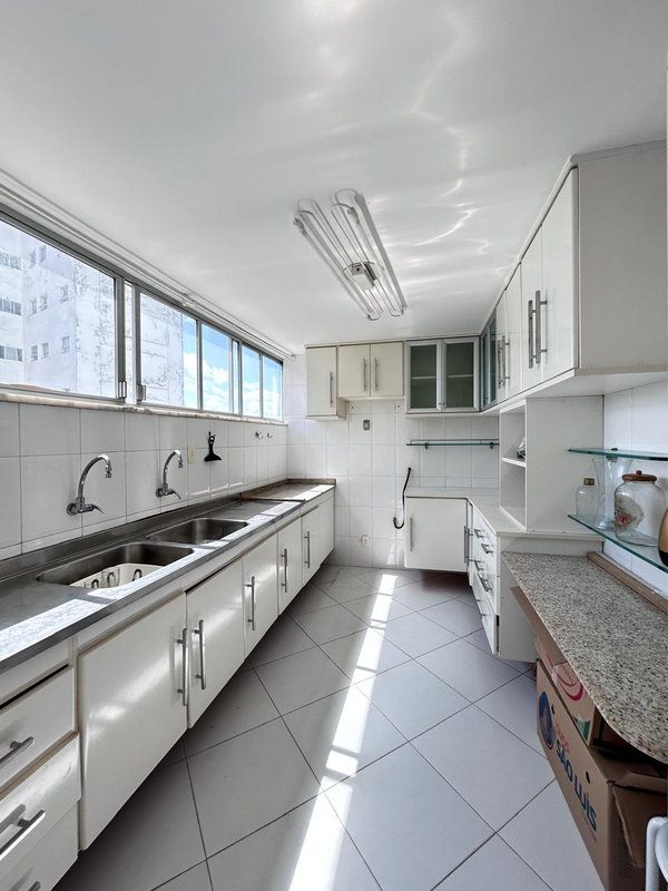 APARTAMENTO 4 QUARTOS SUÍTE DEPENDÊNCIA COMPLETA 2 GARAGENS À VENDA NA GRAÇA! Rua Desembargador Oscar Dantas Salvador - 