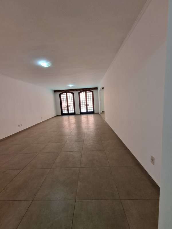 CASA LOCAÇÃO – AMPLA E PRONTA PARA USO IMEDIATO – EXCELENTE LOCALIZAÇÃO Rua Natingui São Paulo - 