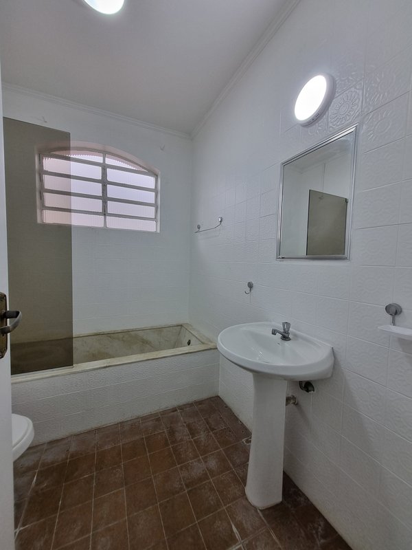 CASA LOCAÇÃO – AMPLA E PRONTA PARA USO IMEDIATO – EXCELENTE LOCALIZAÇÃO Rua Natingui São Paulo - 