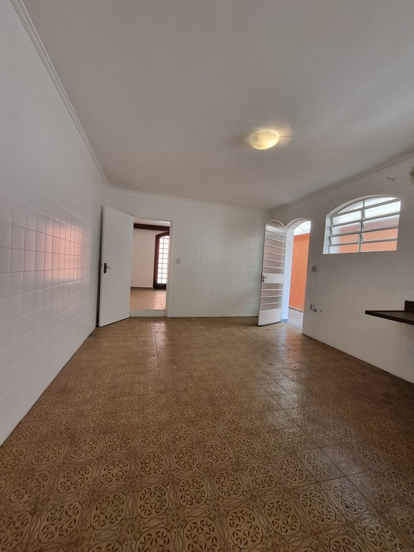 CASA LOCAÇÃO – AMPLA E PRONTA PARA USO IMEDIATO – EXCELENTE LOCALIZAÇÃO Rua Natingui São Paulo - 