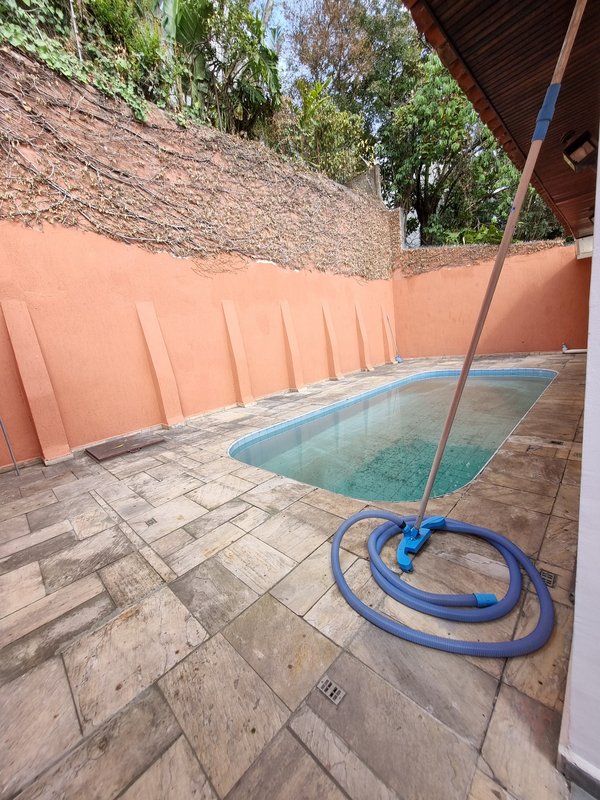 CASA LOCAÇÃO – AMPLA E PRONTA PARA USO IMEDIATO – EXCELENTE LOCALIZAÇÃO Rua Natingui São Paulo - 