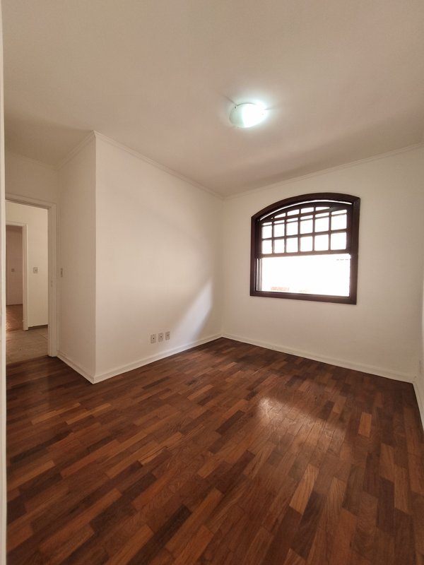 CASA LOCAÇÃO – AMPLA E PRONTA PARA USO IMEDIATO – EXCELENTE LOCALIZAÇÃO Rua Natingui São Paulo - 