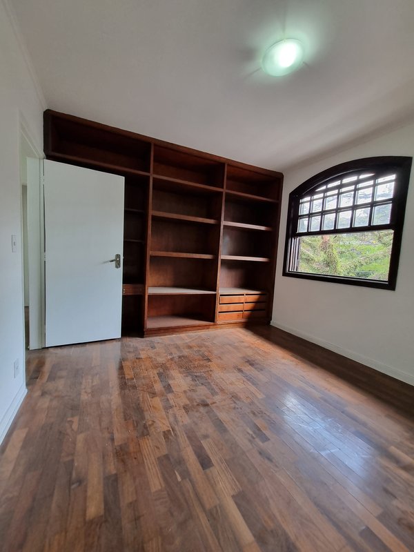 CASA LOCAÇÃO – AMPLA E PRONTA PARA USO IMEDIATO – EXCELENTE LOCALIZAÇÃO Rua Natingui São Paulo - 