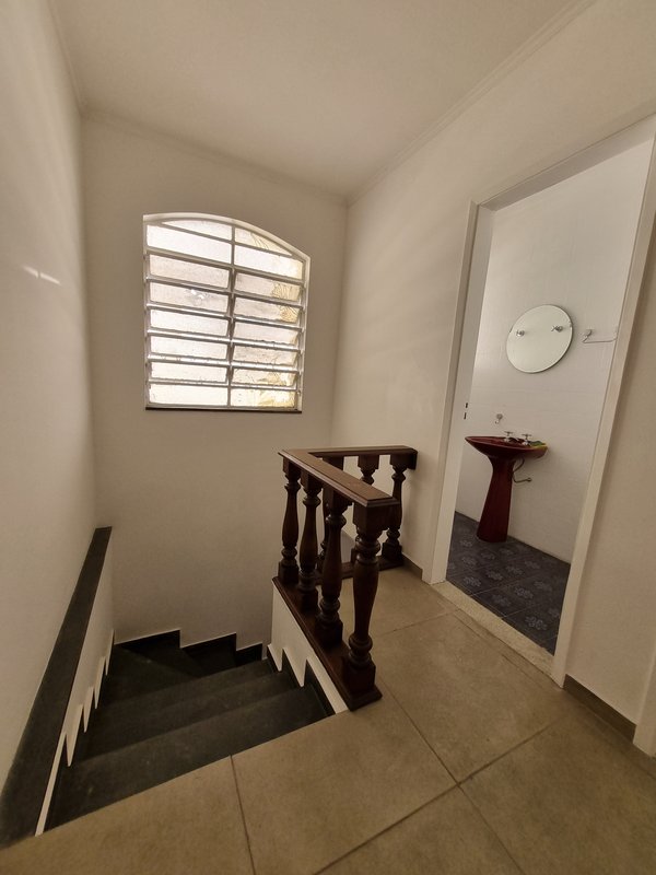 CASA LOCAÇÃO – AMPLA E PRONTA PARA USO IMEDIATO – EXCELENTE LOCALIZAÇÃO Rua Natingui São Paulo - 