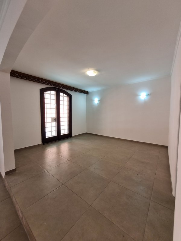 CASA LOCAÇÃO – AMPLA E PRONTA PARA USO IMEDIATO – EXCELENTE LOCALIZAÇÃO Rua Natingui São Paulo - 