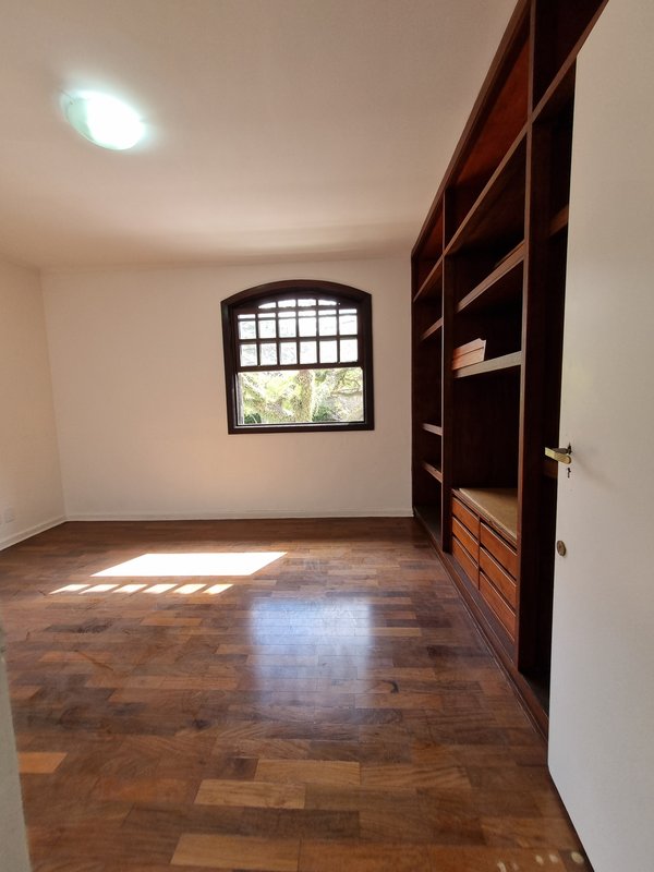 CASA LOCAÇÃO – AMPLA E PRONTA PARA USO IMEDIATO – EXCELENTE LOCALIZAÇÃO Rua Natingui São Paulo - 