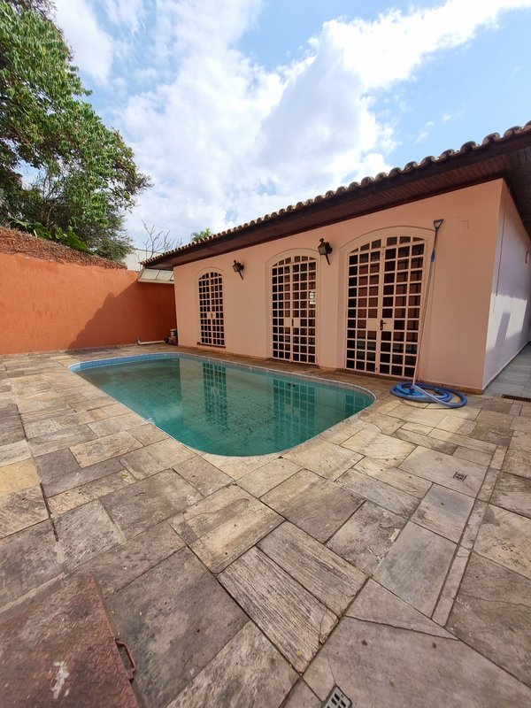 CASA LOCAÇÃO – AMPLA E PRONTA PARA USO IMEDIATO – EXCELENTE LOCALIZAÇÃO Rua Natingui São Paulo - 