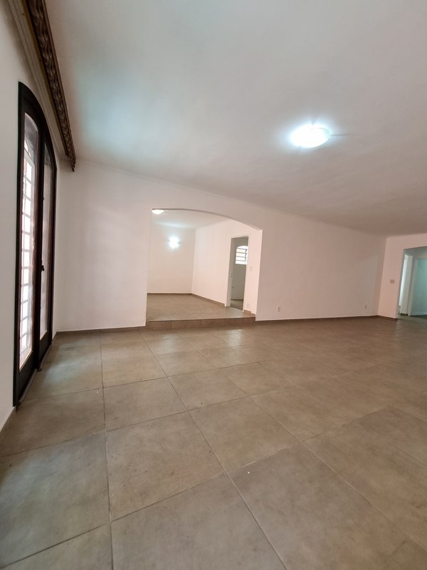 CASA LOCAÇÃO – AMPLA E PRONTA PARA USO IMEDIATO – EXCELENTE LOCALIZAÇÃO Rua Natingui São Paulo - 