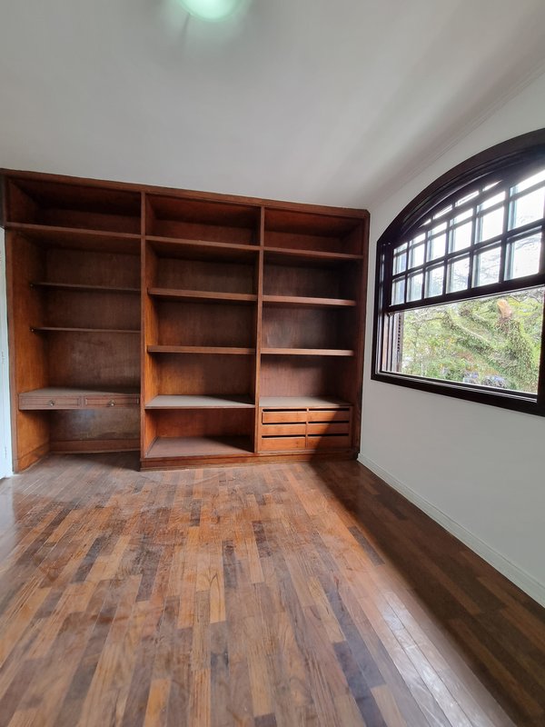 CASA LOCAÇÃO – AMPLA E PRONTA PARA USO IMEDIATO – EXCELENTE LOCALIZAÇÃO Rua Natingui São Paulo - 