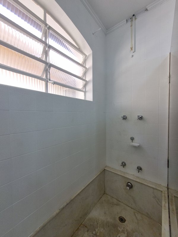 CASA LOCAÇÃO – AMPLA E PRONTA PARA USO IMEDIATO – EXCELENTE LOCALIZAÇÃO Rua Natingui São Paulo - 
