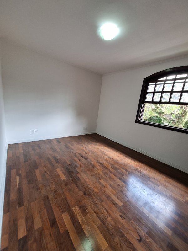CASA LOCAÇÃO – AMPLA E PRONTA PARA USO IMEDIATO – EXCELENTE LOCALIZAÇÃO Rua Natingui São Paulo - 