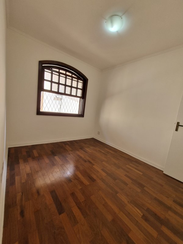 CASA LOCAÇÃO – AMPLA E PRONTA PARA USO IMEDIATO – EXCELENTE LOCALIZAÇÃO Rua Natingui São Paulo - 