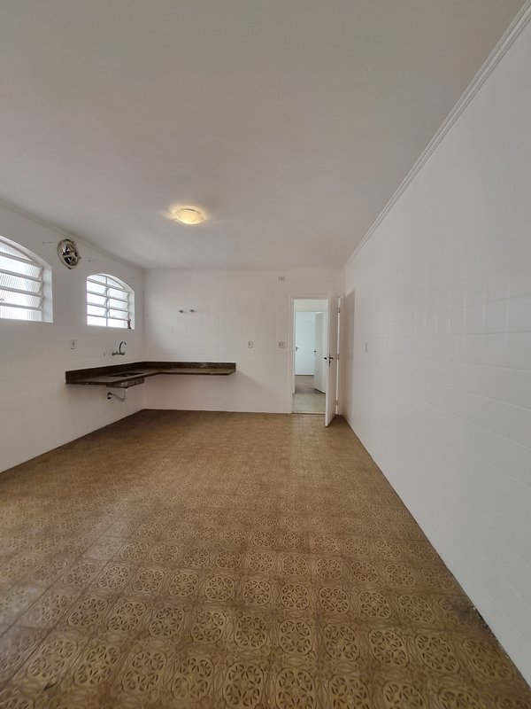 CASA LOCAÇÃO – AMPLA E PRONTA PARA USO IMEDIATO – EXCELENTE LOCALIZAÇÃO Rua Natingui São Paulo - 