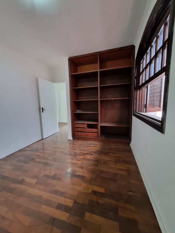 CASA LOCAÇÃO – AMPLA E PRONTA PARA USO IMEDIATO – EXCELENTE LOCALIZAÇÃO Rua Natingui São Paulo - 