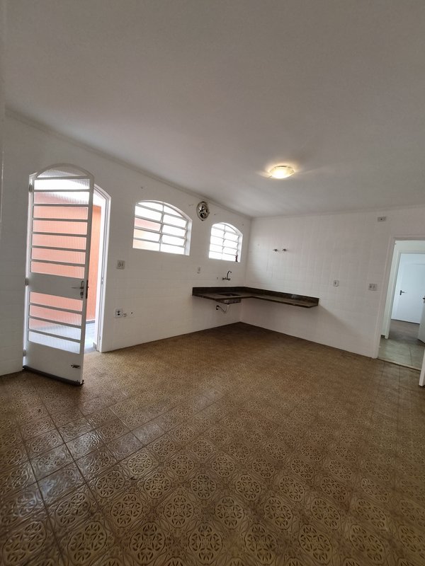 CASA LOCAÇÃO – AMPLA E PRONTA PARA USO IMEDIATO – EXCELENTE LOCALIZAÇÃO Rua Natingui São Paulo - 