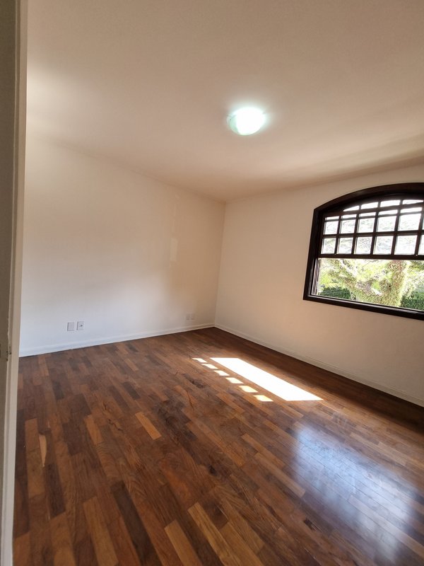CASA LOCAÇÃO – AMPLA E PRONTA PARA USO IMEDIATO – EXCELENTE LOCALIZAÇÃO Rua Natingui São Paulo - 