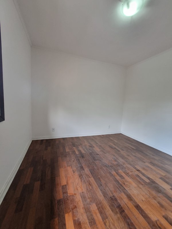 CASA LOCAÇÃO – AMPLA E PRONTA PARA USO IMEDIATO – EXCELENTE LOCALIZAÇÃO Rua Natingui São Paulo - 