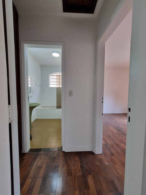 CASA LOCAÇÃO – AMPLA E PRONTA PARA USO IMEDIATO – EXCELENTE LOCALIZAÇÃO Rua Natingui São Paulo - 