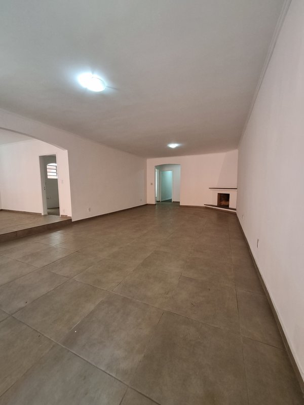 CASA LOCAÇÃO – AMPLA E PRONTA PARA USO IMEDIATO – EXCELENTE LOCALIZAÇÃO Rua Natingui São Paulo - 