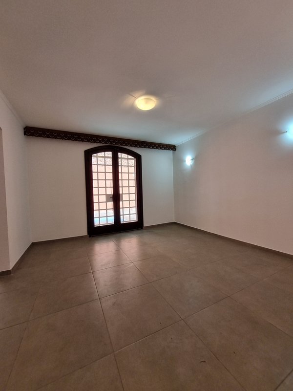 CASA LOCAÇÃO – AMPLA E PRONTA PARA USO IMEDIATO – EXCELENTE LOCALIZAÇÃO Rua Natingui São Paulo - 