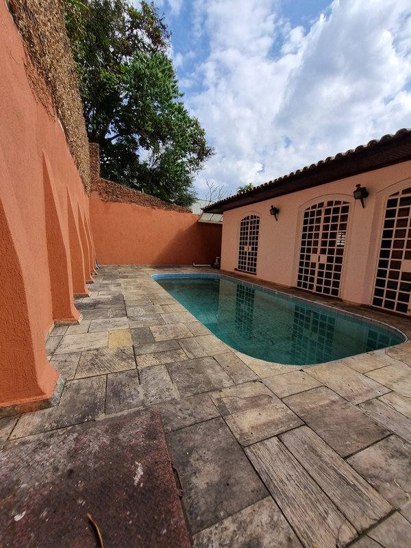 CASA LOCAÇÃO – AMPLA E PRONTA PARA USO IMEDIATO – EXCELENTE LOCALIZAÇÃO Rua Natingui São Paulo - 