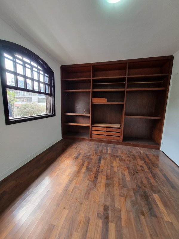 CASA LOCAÇÃO – AMPLA E PRONTA PARA USO IMEDIATO – EXCELENTE LOCALIZAÇÃO Rua Natingui São Paulo - 